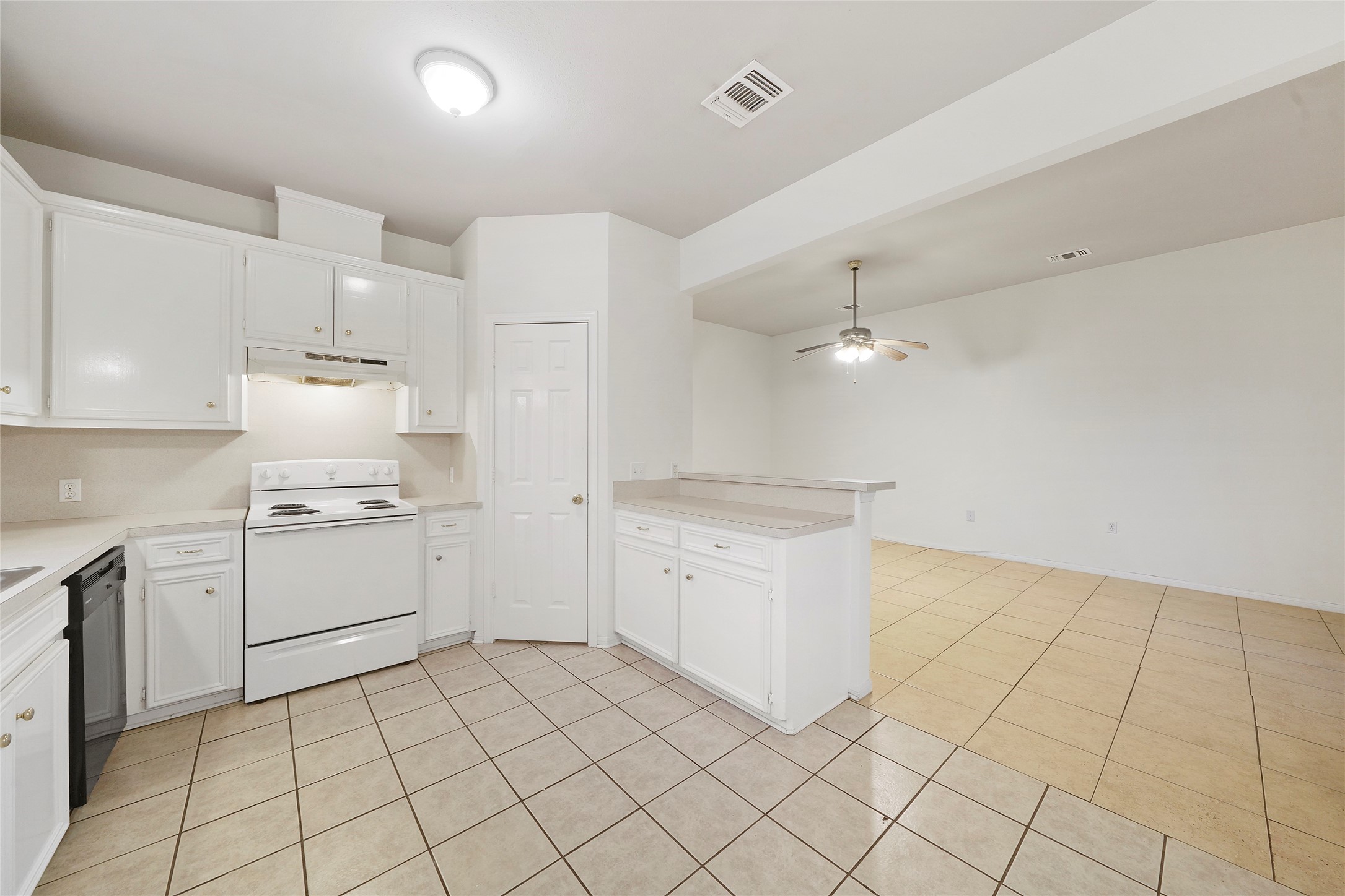 5502 Finch Street, Unit B Houston, TX 77028 - Photo 13 of 37 a kitchen with cabinets and appliances