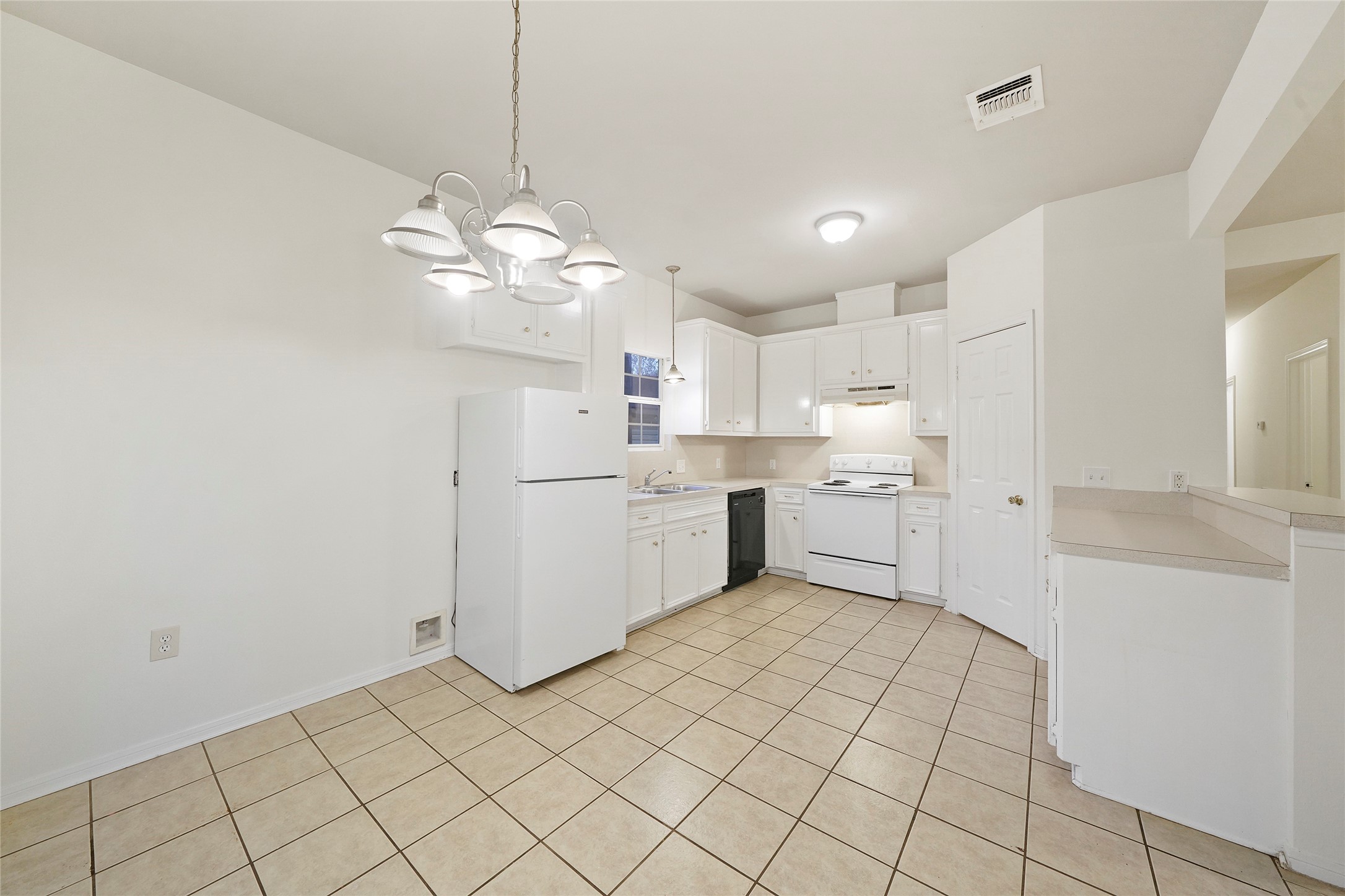 5502 Finch Street, Unit B Houston, TX 77028 - Photo 15 of 37 a view of a kitchen with electric appliances