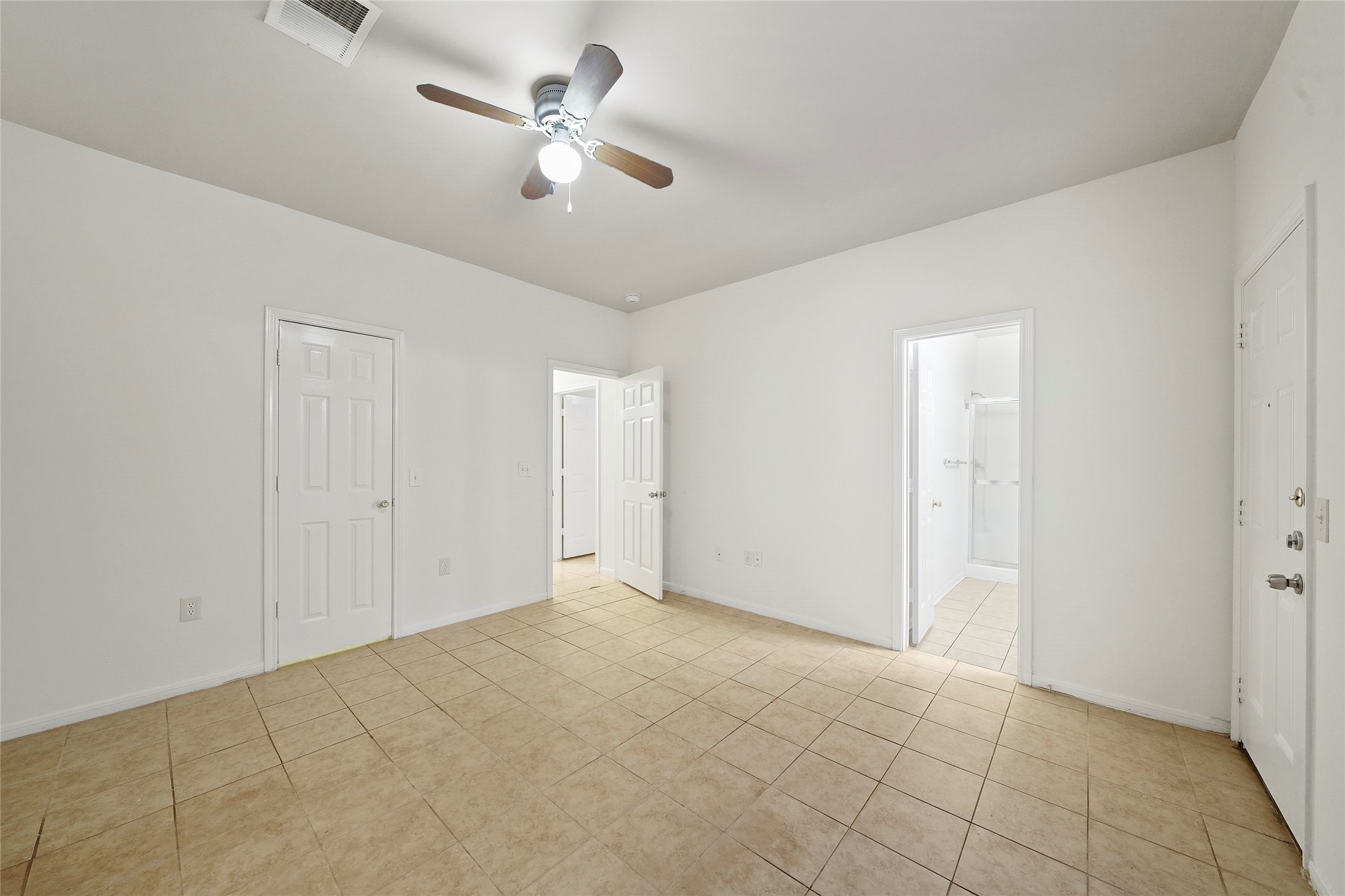 5502 Finch Street, Unit B Houston, TX 77028 - Photo 20 of 37 a view of an empty room
