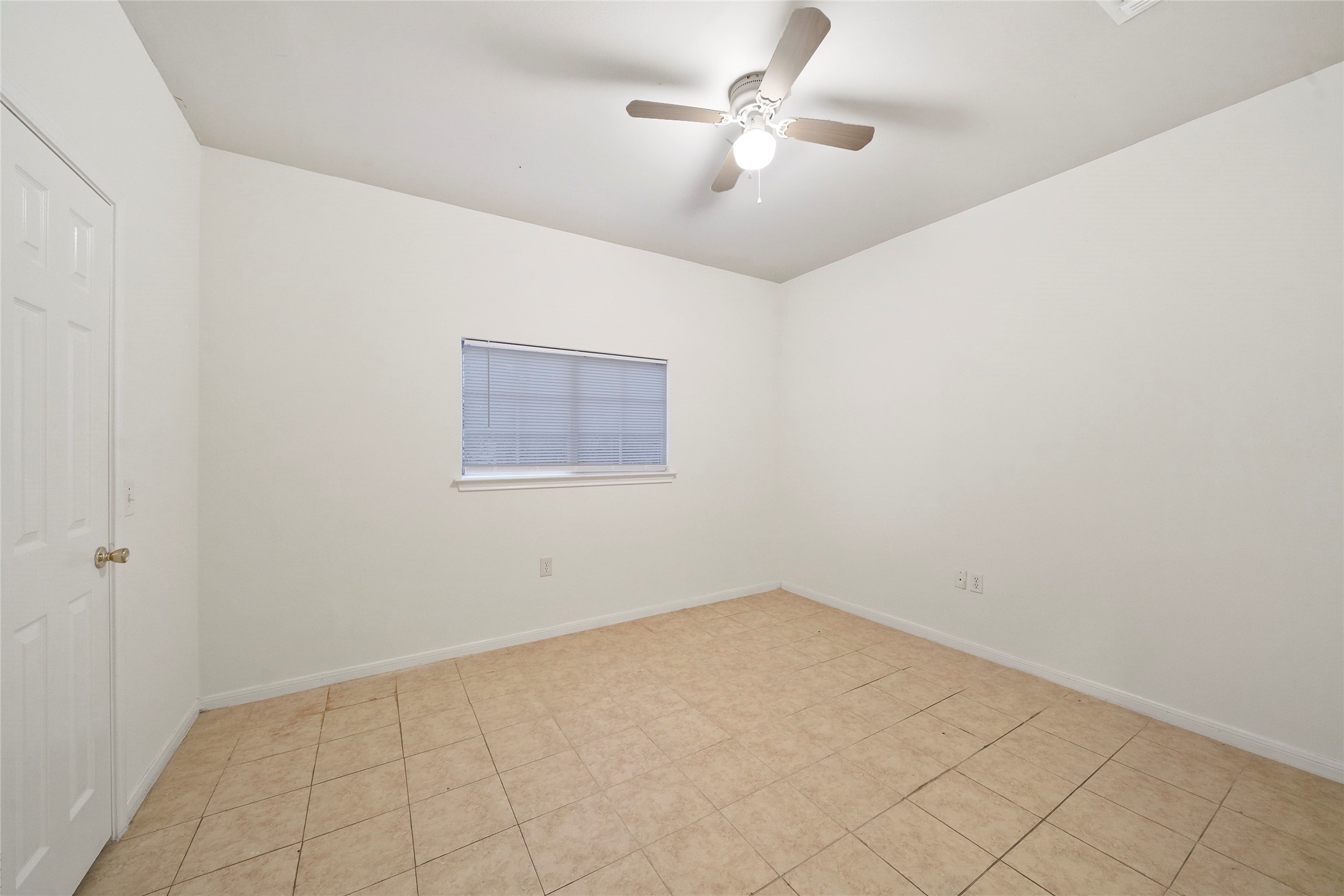 5502 Finch Street, Unit B Houston, TX 77028 - Photo 30 of 37 an empty room with a fan & a ceiling fan