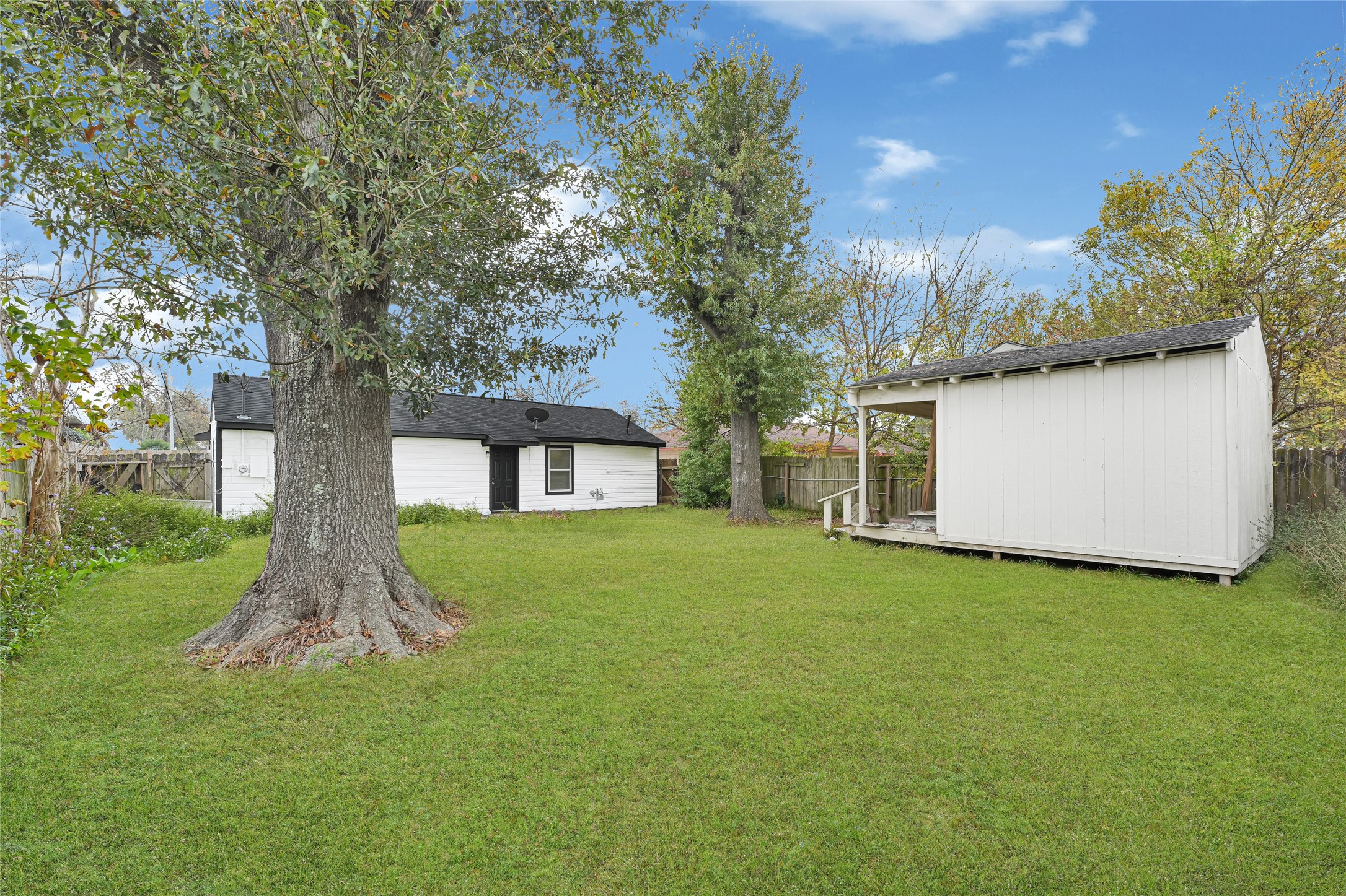 2207 Raymond Street Pasadena, TX 77506 - Photo 20 of 21 a view of a house with backyard and garden