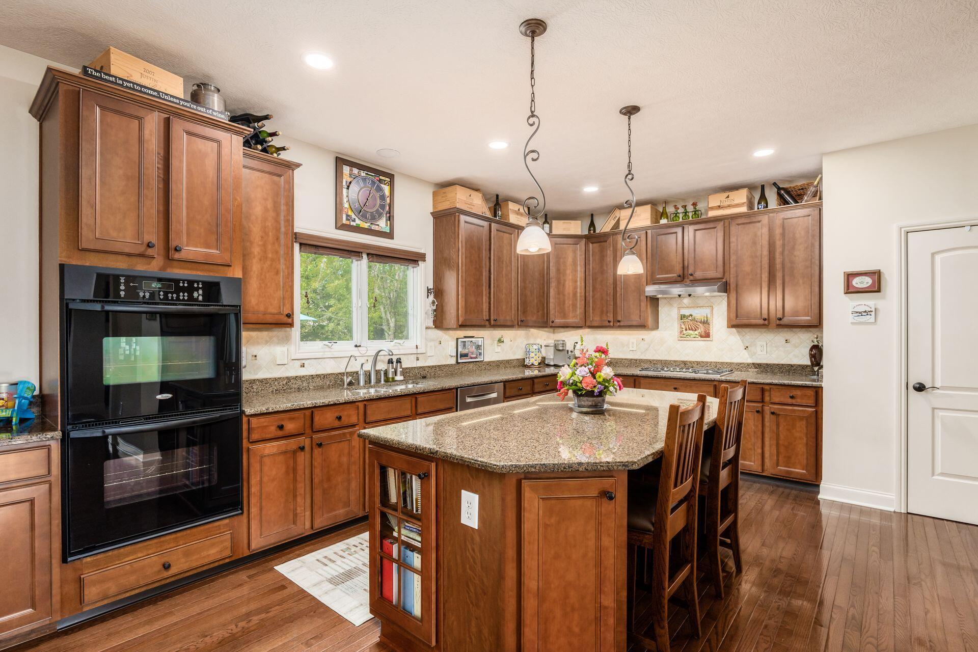 7515 Presidium Loop Galena, OH 43021 - Photo 18 of 66 Large center island