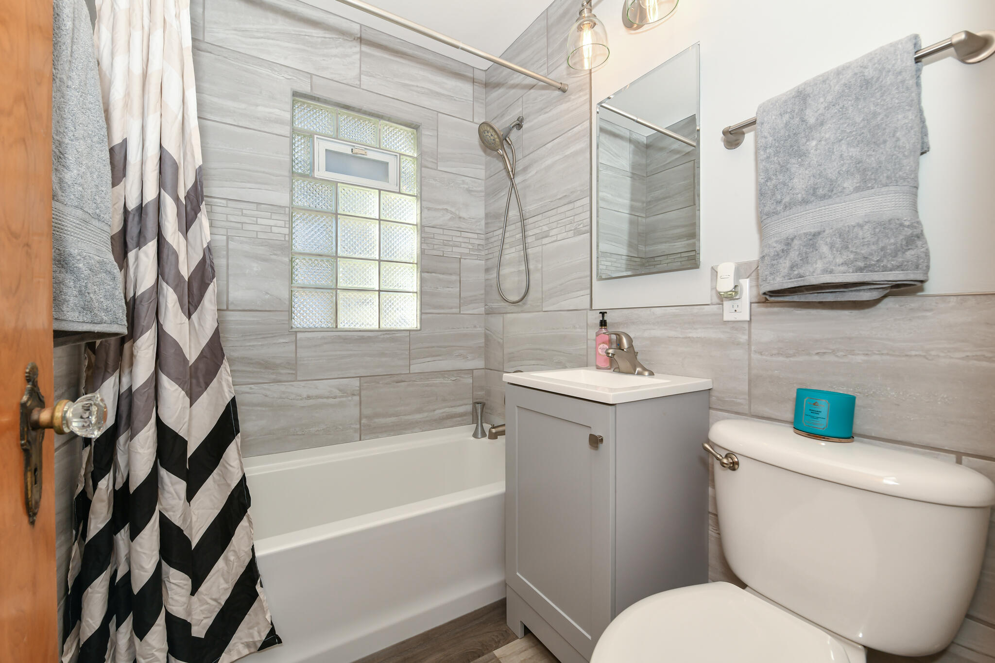 1725 South 88th Street Milwaukee, WI 53214 - Photo 14 of 35 Bathroom