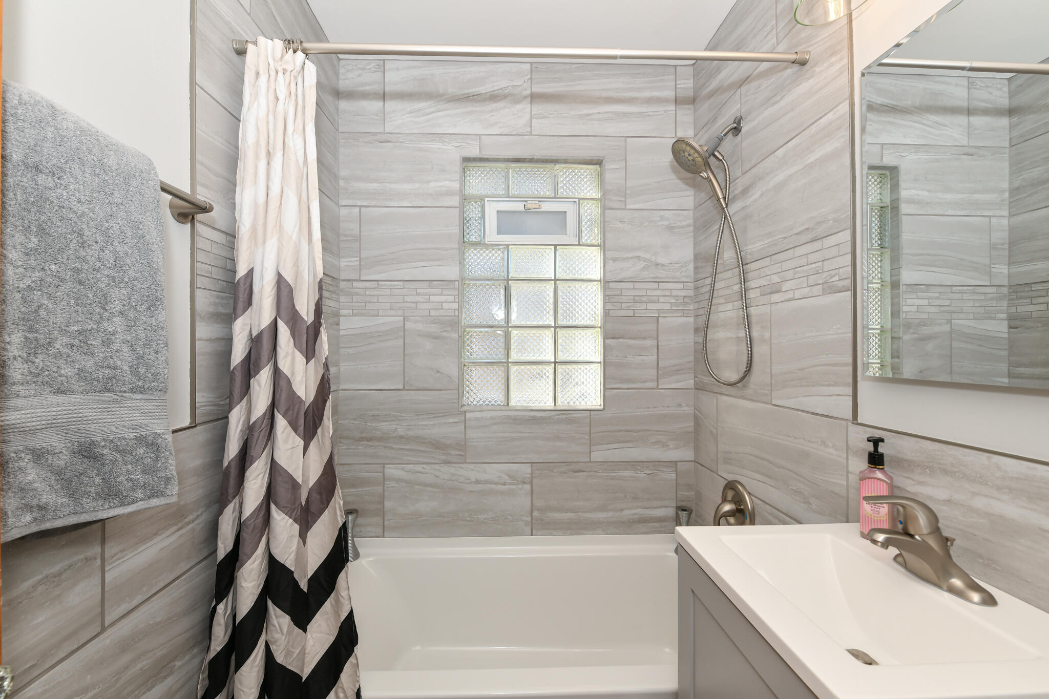 1725 South 88th Street Milwaukee, WI 53214 - Photo 15 of 35 Bathroom