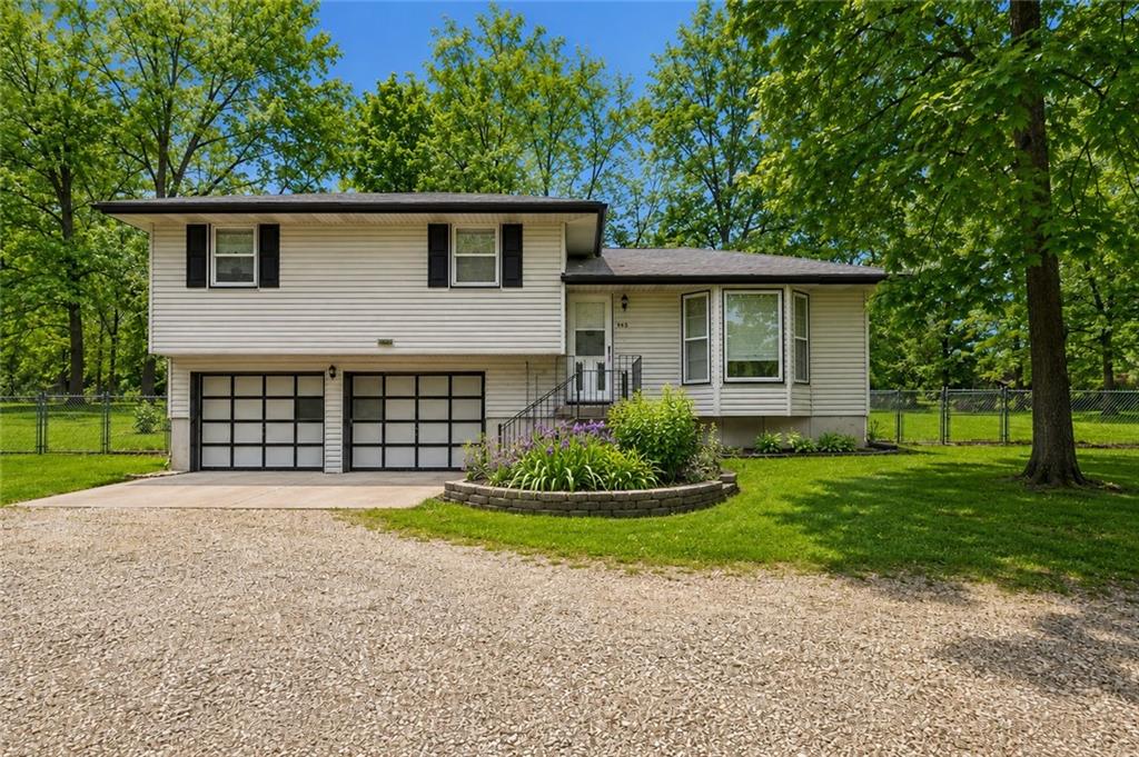 863 Kendall Road Peculiar, MO 64078 - Photo 3 of 29
