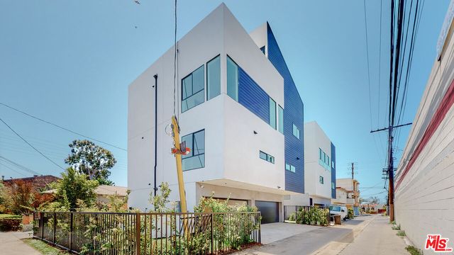 a view of a room with utility room and utility room
