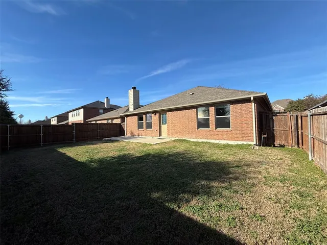a view of backyard with pathway