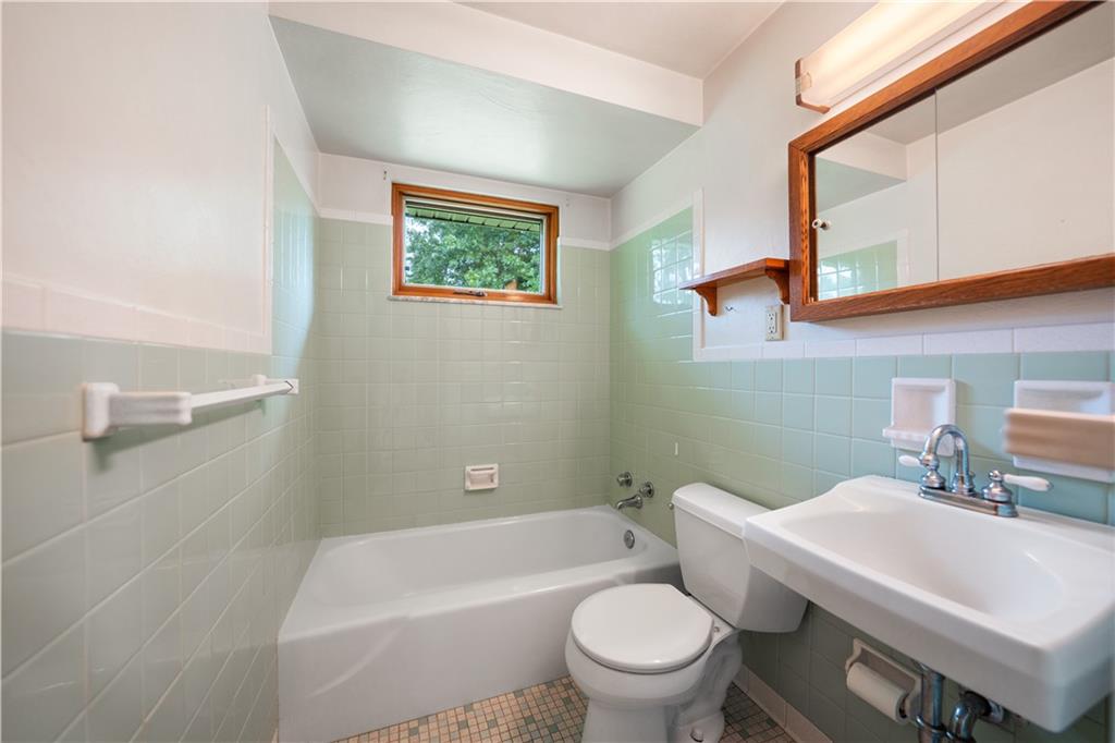 77 Observatory Street Manor, PA 15665 - Photo 19 of 25 a bathroom with a sink toilet and a bathtub