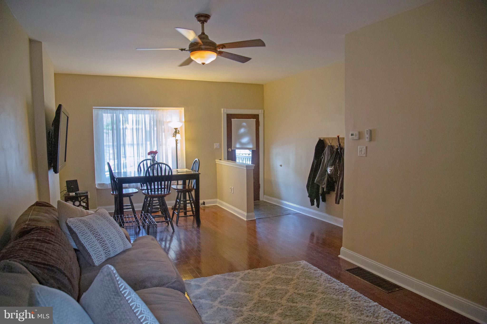 223 Righter Street Philadelphia, PA 19128 - Photo 4 of 29 Livingroom