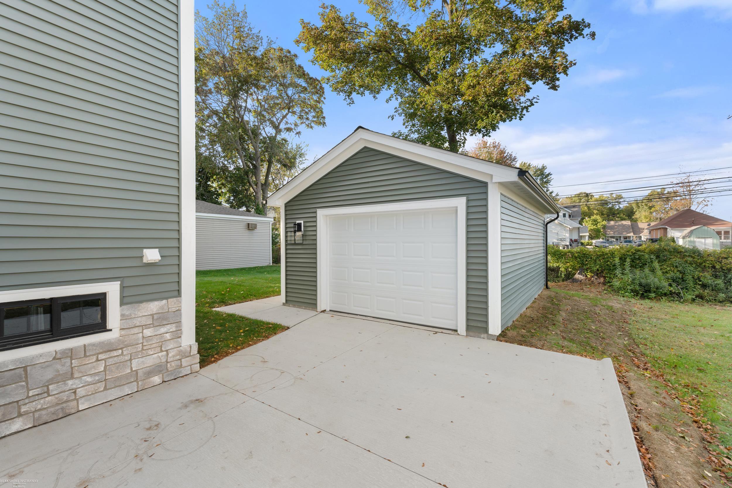 281 East Lafayette Street Romeo, MI 48065 - Photo 10 of 31 50184626-33822027-6c8b-4e5e-86a2-c560b2263a3b.JPG