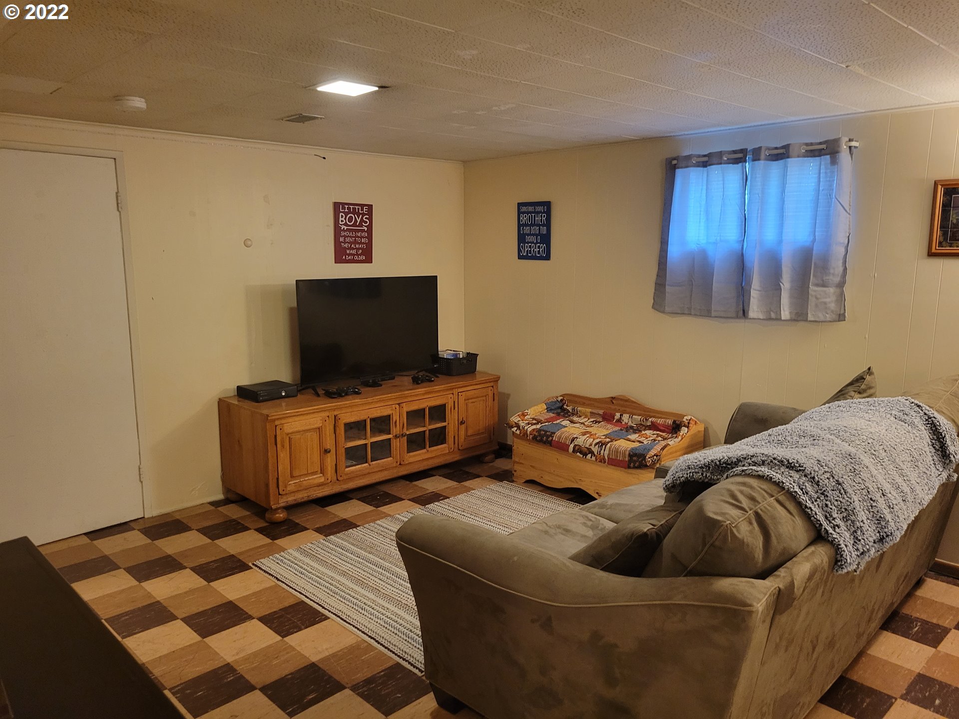 3308 Southwest Kirk Avenue Pendleton, OR 97801 - Photo 22 of 32 a living room with furniture and a flat screen tv