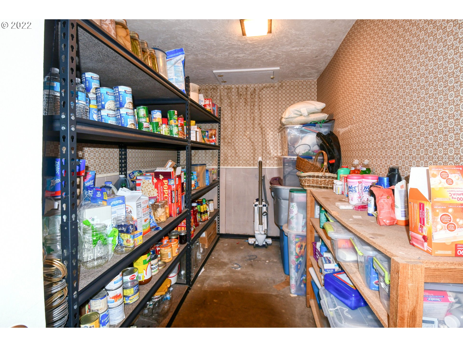 3308 Southwest Kirk Avenue Pendleton, OR 97801 - Photo 28 of 32 a utility room with lots of clutter and buildings