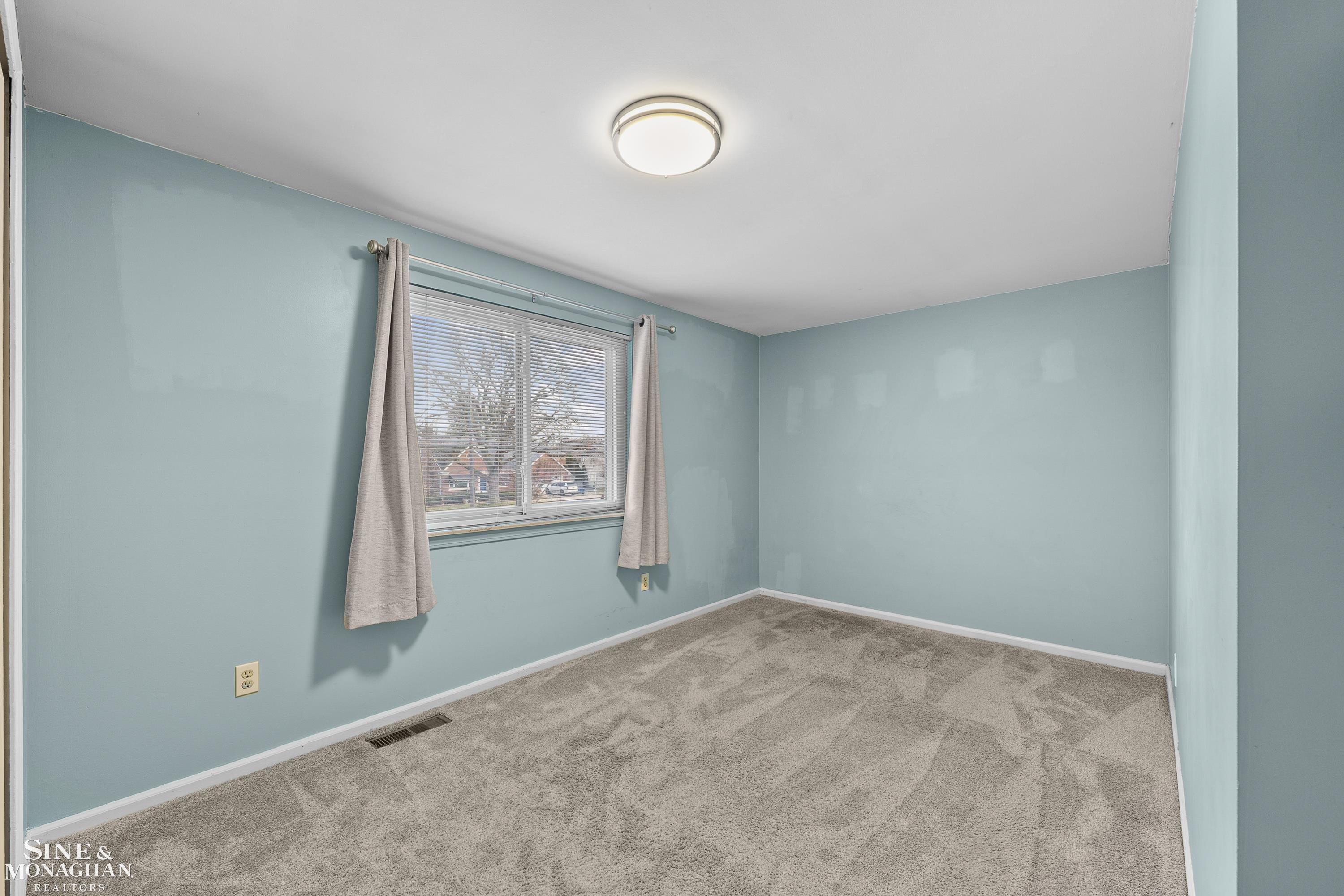 65 Vernier Road Grosse Pointe, MI 48236 - Photo 24 of 36 50195494-15525ed5-b5dd-4760-a5a8-7826bb8ced72.JPG