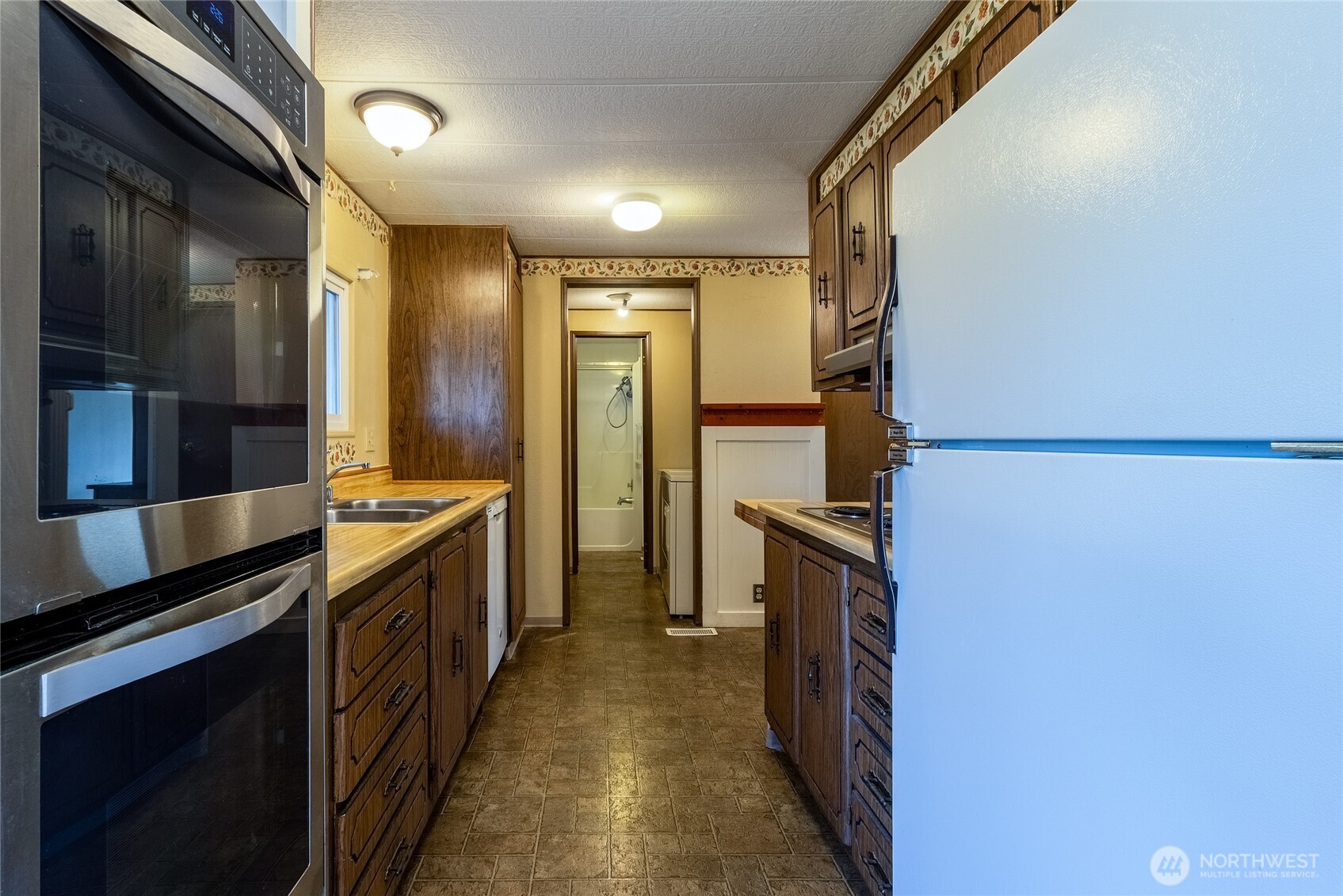 826 Southeast Scenic View Drive College Place, WA 99324 - Photo 17 of 28 a kitchen with granite countertop a sink stove and refrigerator