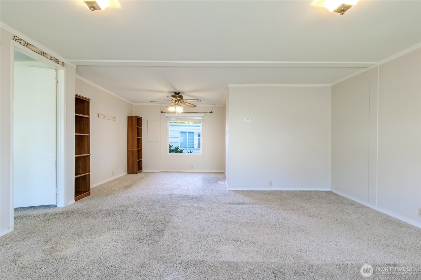 826 Southeast Scenic View Drive College Place, WA 99324 - Photo 5 of 28 an empty room with windows and closet