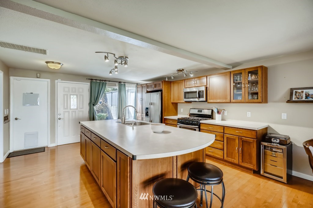 1604 Aberdeen Court Southeast Renton, WA 98055 - Photo 4 of 25 Gallery Image 4