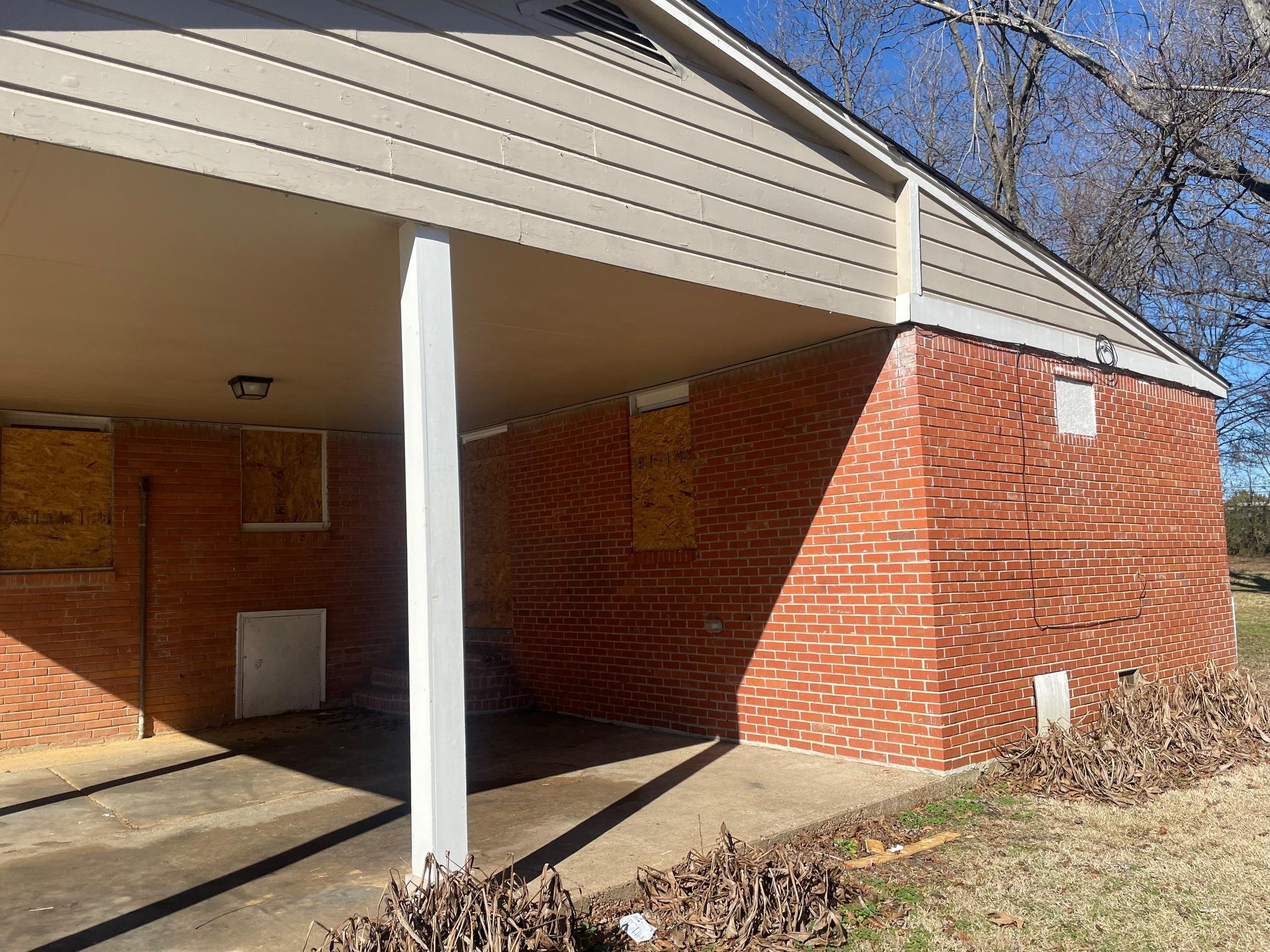 4721 Dalton Road Memphis, TN 38109 - Photo 1 of 3 a view of a balcony
