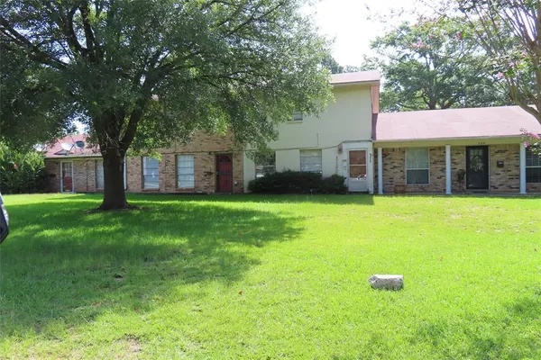 a house that is sitting in the grass