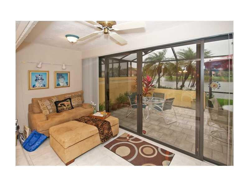 19976 Mona Circle, Unit 19976 Boca Raton, FL 33434 - Photo 11 of 22 Living Room