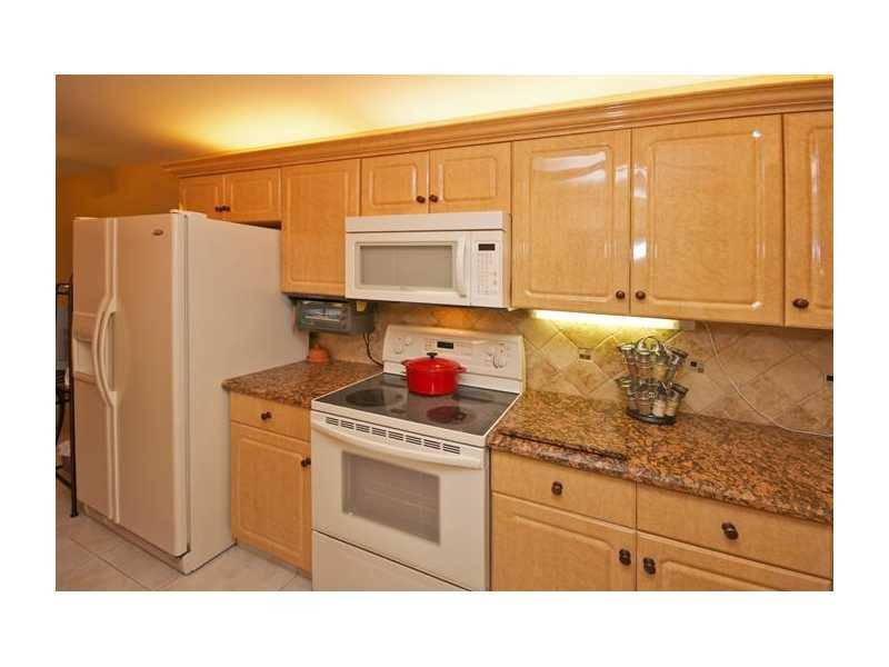 19976 Mona Circle, Unit 19976 Boca Raton, FL 33434 - Photo 4 of 22 Kitchen