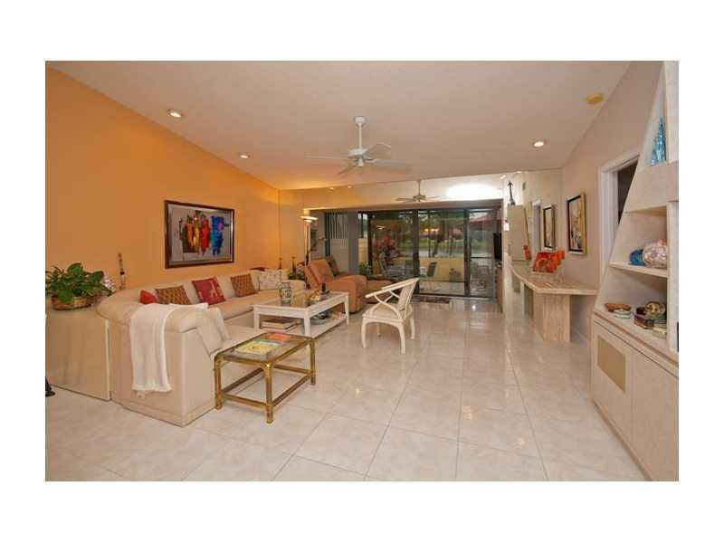 19976 Mona Circle, Unit 19976 Boca Raton, FL 33434 - Photo 9 of 22 Living Room