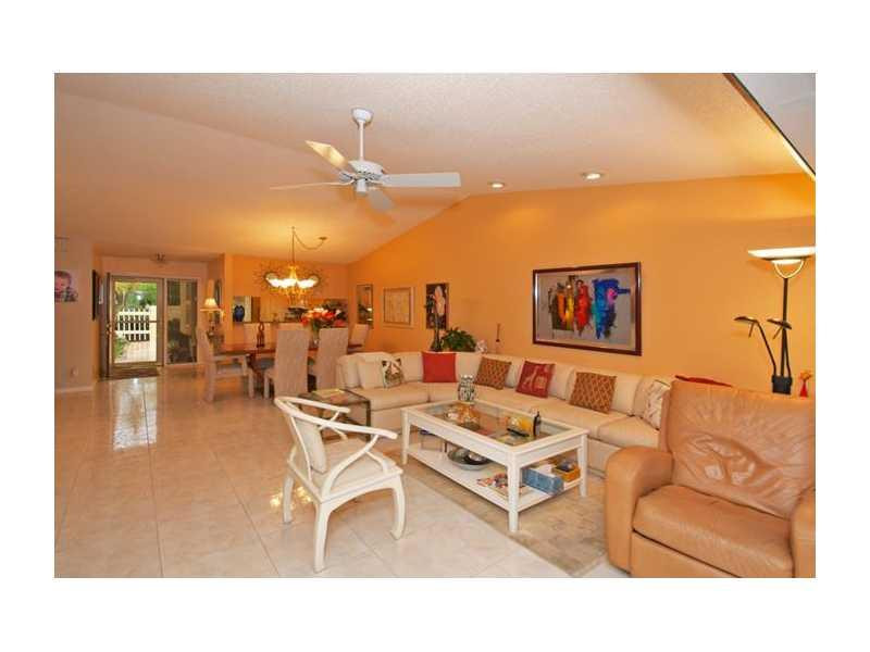 19976 Mona Circle, Unit 19976 Boca Raton, FL 33434 - Photo 10 of 22 Living Room