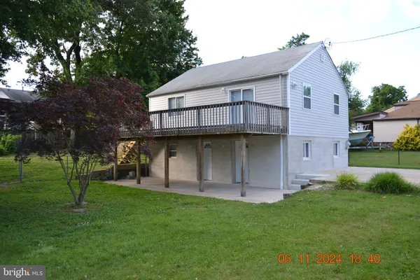 a view of a yard in front of house