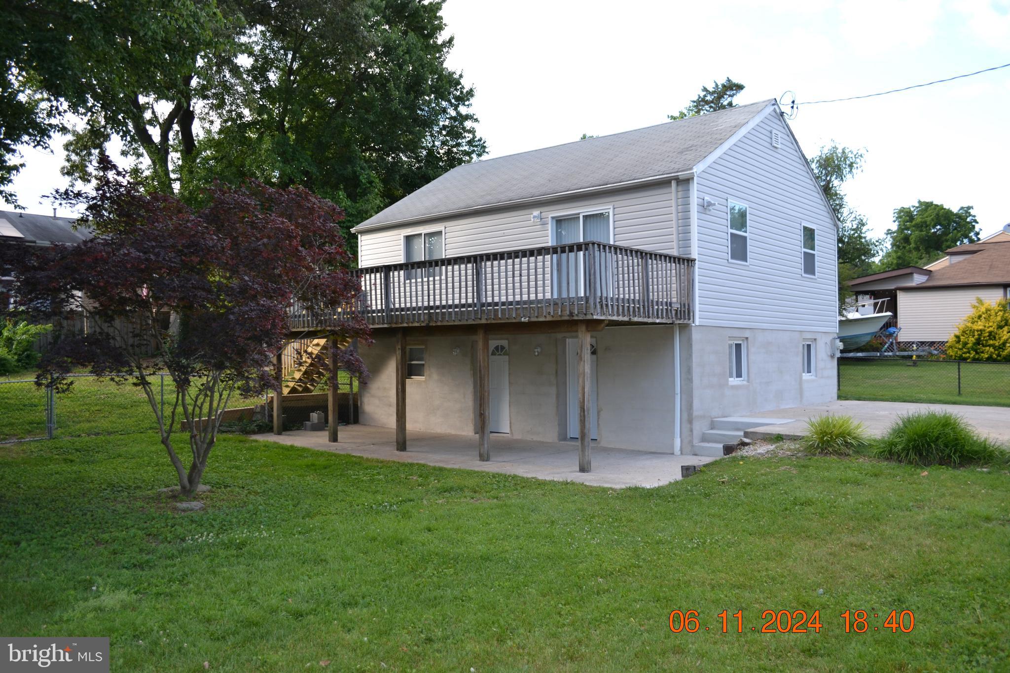a view of a yard in front of house