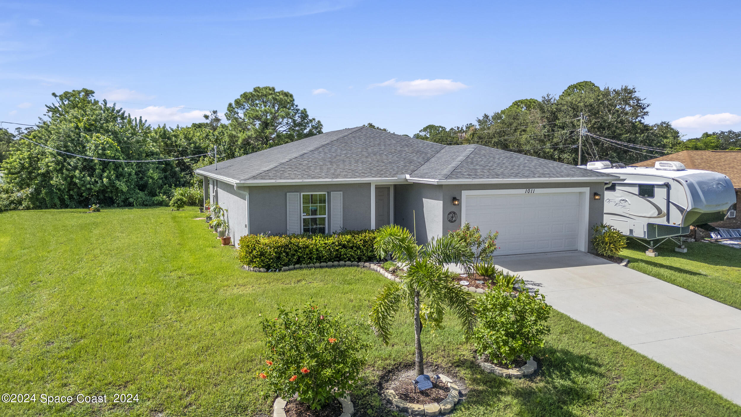 1011 Grapefruit Road Southeast Palm Bay, FL 32909 - Photo 3 of 42 a front view of house with yard and green space