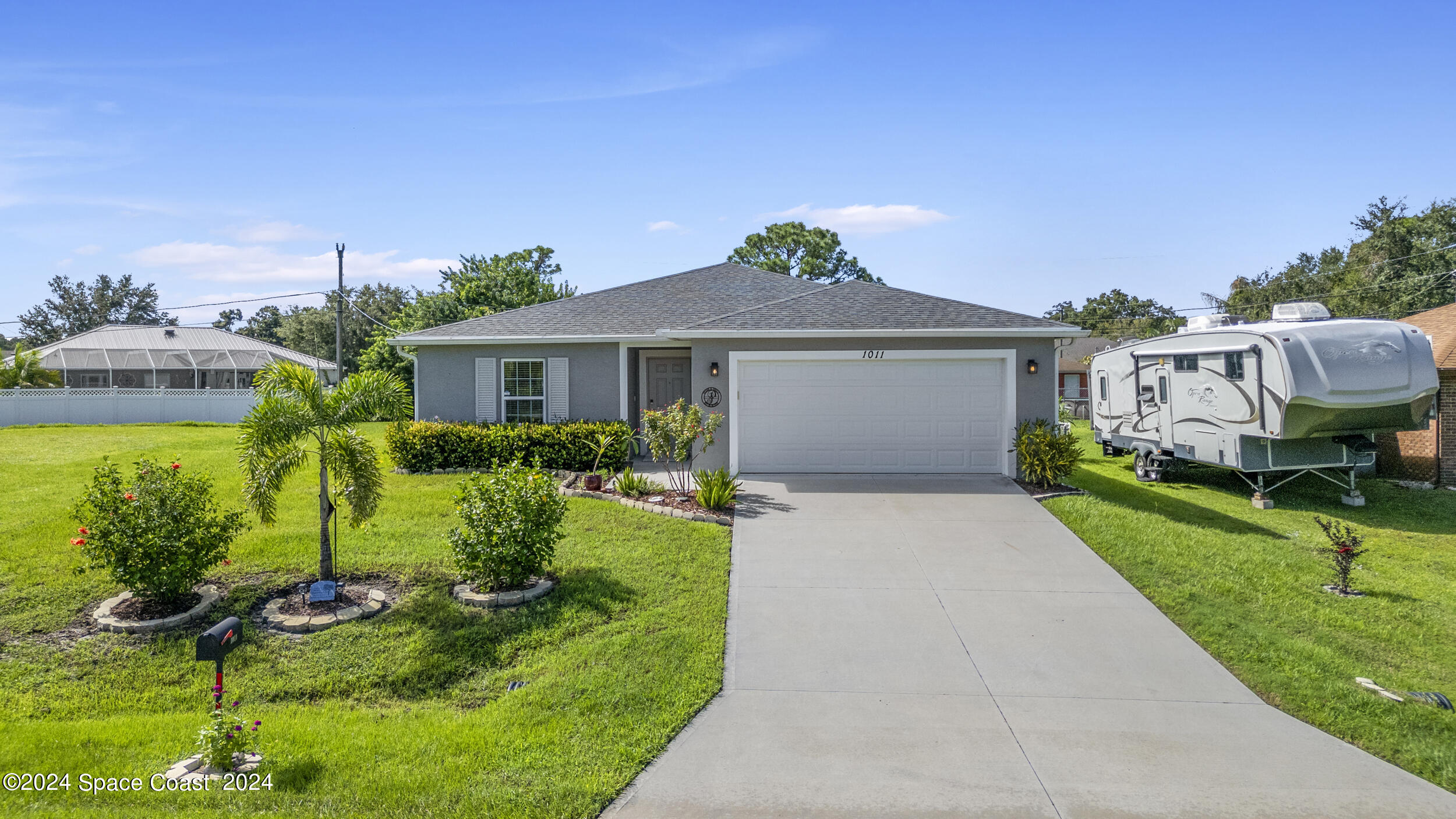 1011 Grapefruit Road Southeast Palm Bay, FL 32909 - Photo 38 of 42 a front view of a house with garden