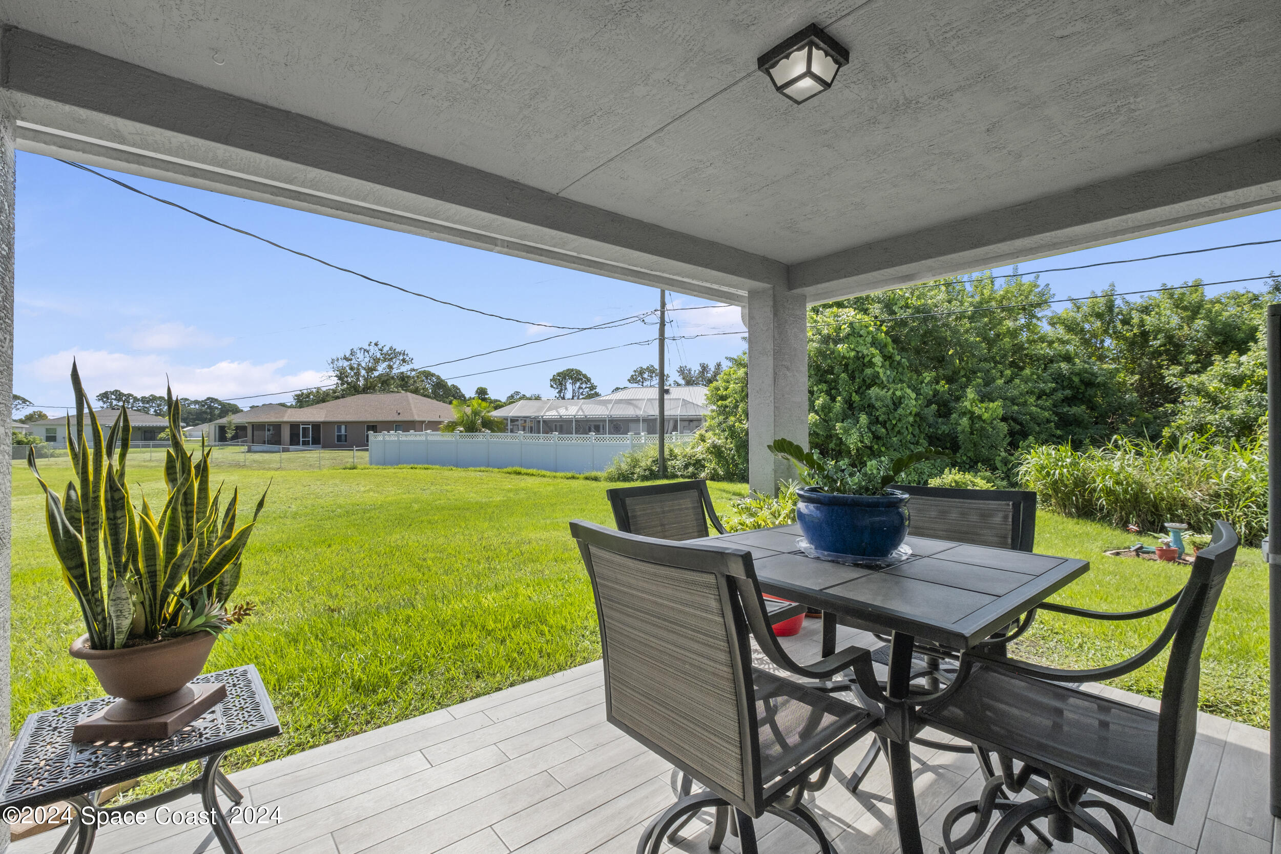 1011 Grapefruit Road Southeast Palm Bay, FL 32909 - Photo 4 of 42 a view of an outdoor dining space with furniture garden