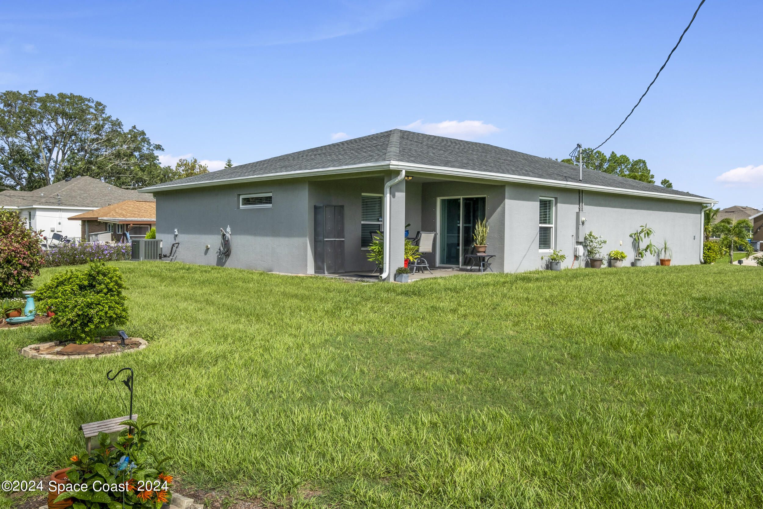 1011 Grapefruit Road Southeast Palm Bay, FL 32909 - Photo 40 of 42 a front view of a house with garden