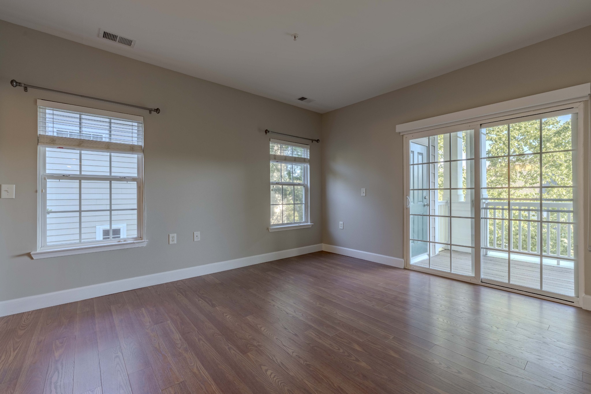 7321 Althorp Way, Unit R5 Nashville, TN 37211 - Photo 19 of 29 a view of an empty room with wooden floor and a window