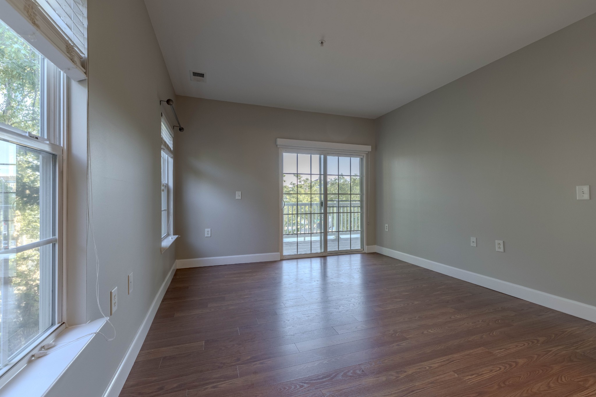 7321 Althorp Way, Unit R5 Nashville, TN 37211 - Photo 10 of 29 a view of an empty room with wooden floor and a window