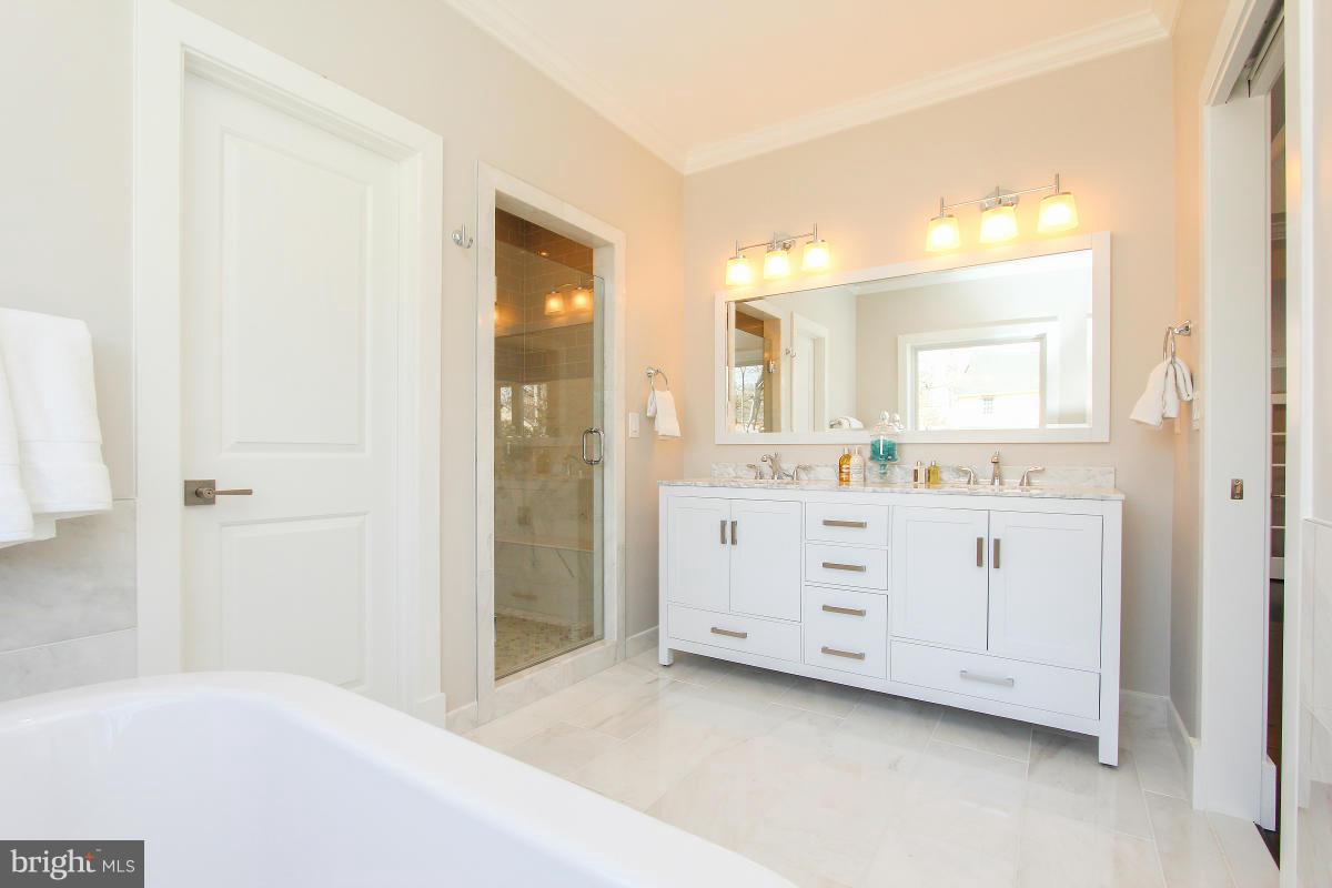 10000 Hall Road Potomac, MD 20854 - Photo 26 of 30 Bath (Master)
