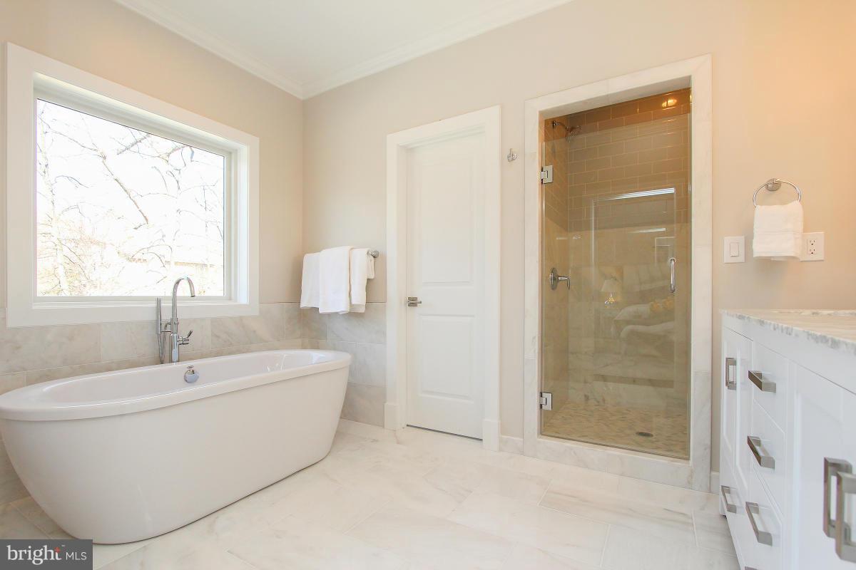 10000 Hall Road Potomac, MD 20854 - Photo 27 of 30 Bath (Master)