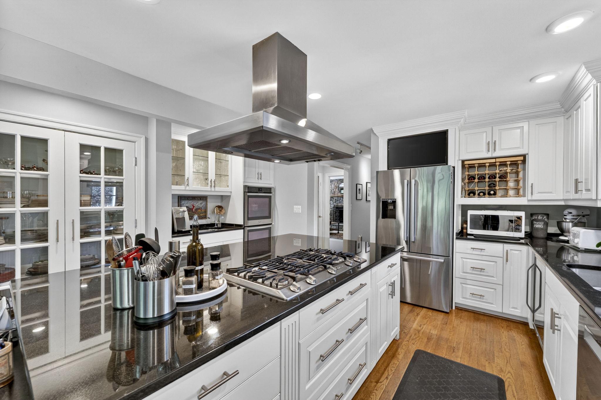 23559 Parsons Road Middleburg, VA 20117 - Photo 23 of 75 a kitchen with stainless steel appliances granite countertop a stove refrigerator and cabinets