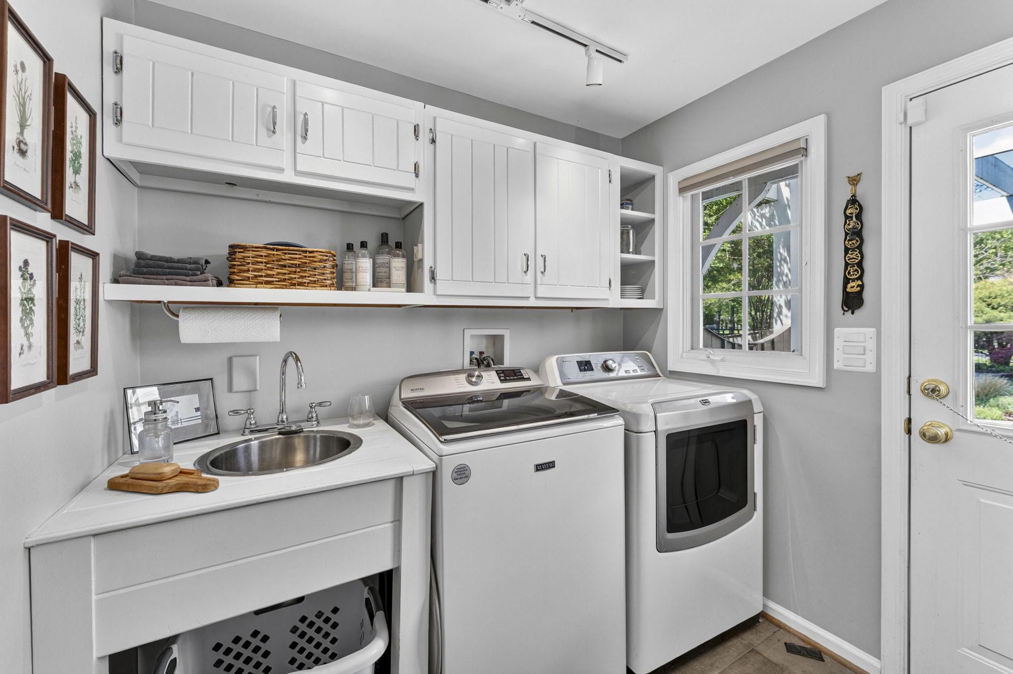 23559 Parsons Road Middleburg, VA 20117 - Photo 33 of 75 a kitchen with stainless steel appliances granite countertop a sink and a stove