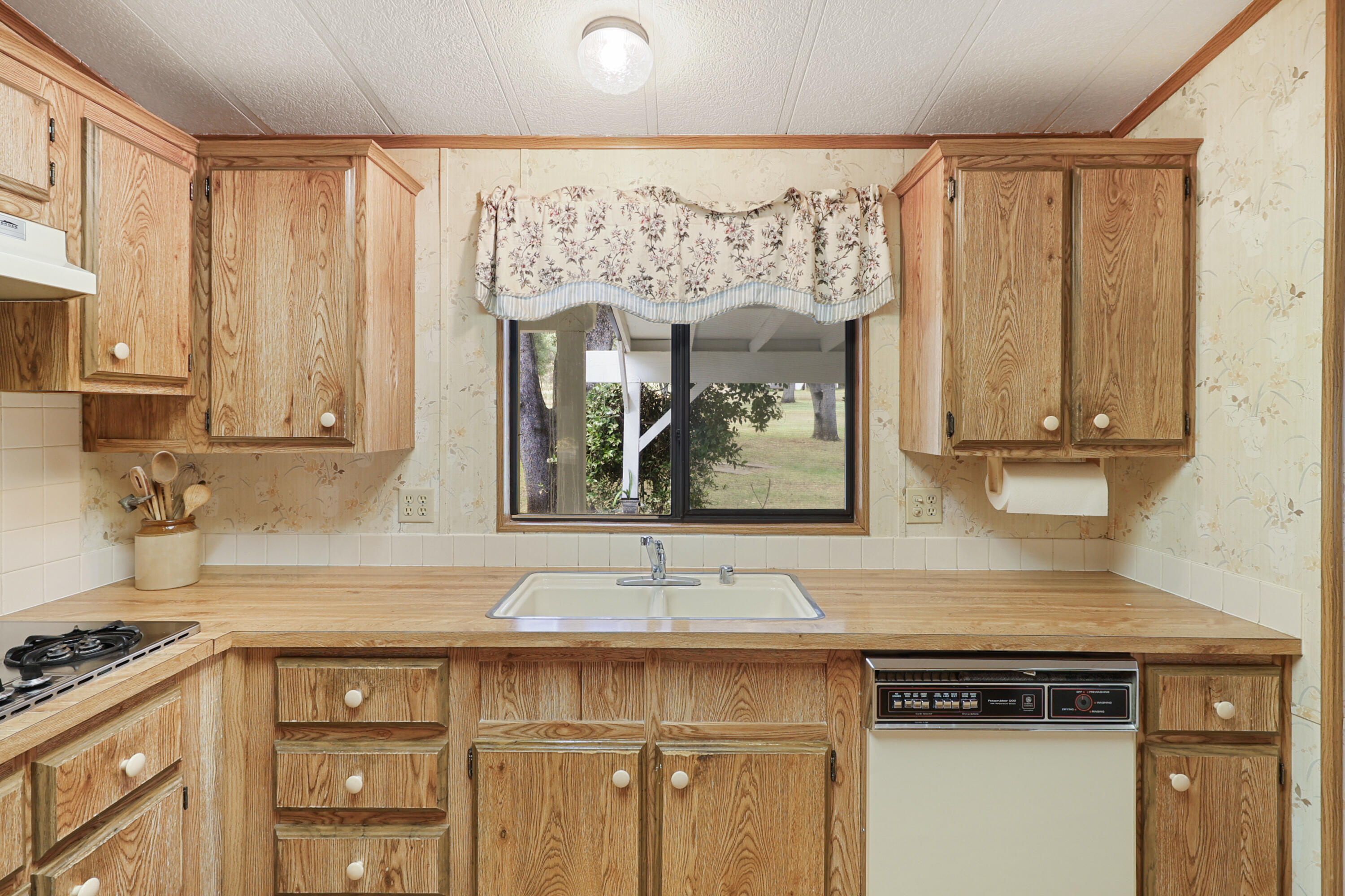 13596 Quarry View Road Redding, CA 96003 - Photo 18 of 57 21-08