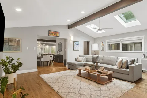 $1,095,000 | 28 Lancaster Lane, Lincolnshire, IL 60069