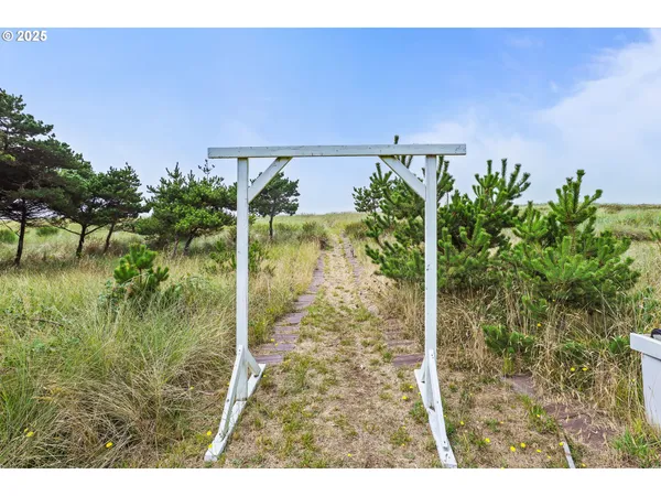 $1,585,000 | 89728 Ocean Drive, Warrenton, OR 97146