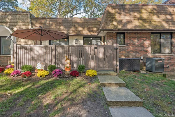 $405,000 | 312 Clubhouse Court, Coram, NY 11727