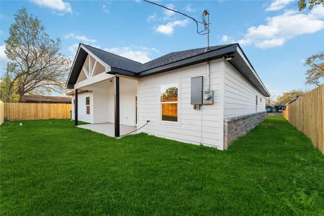 a view of a house with backyard
