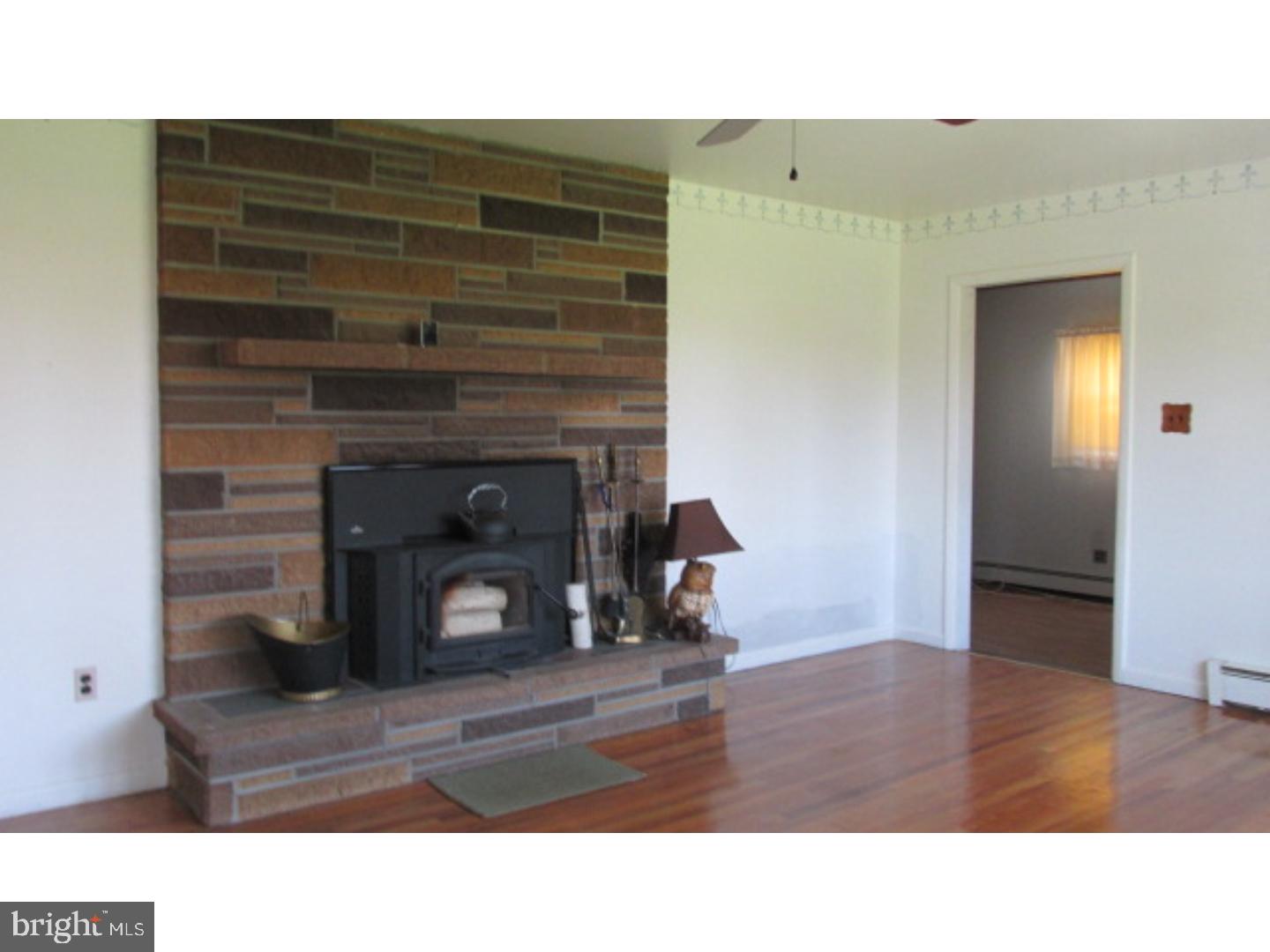16 Ridge Road Southampton, NJ 08088 - Photo 4 of 22 Living Room