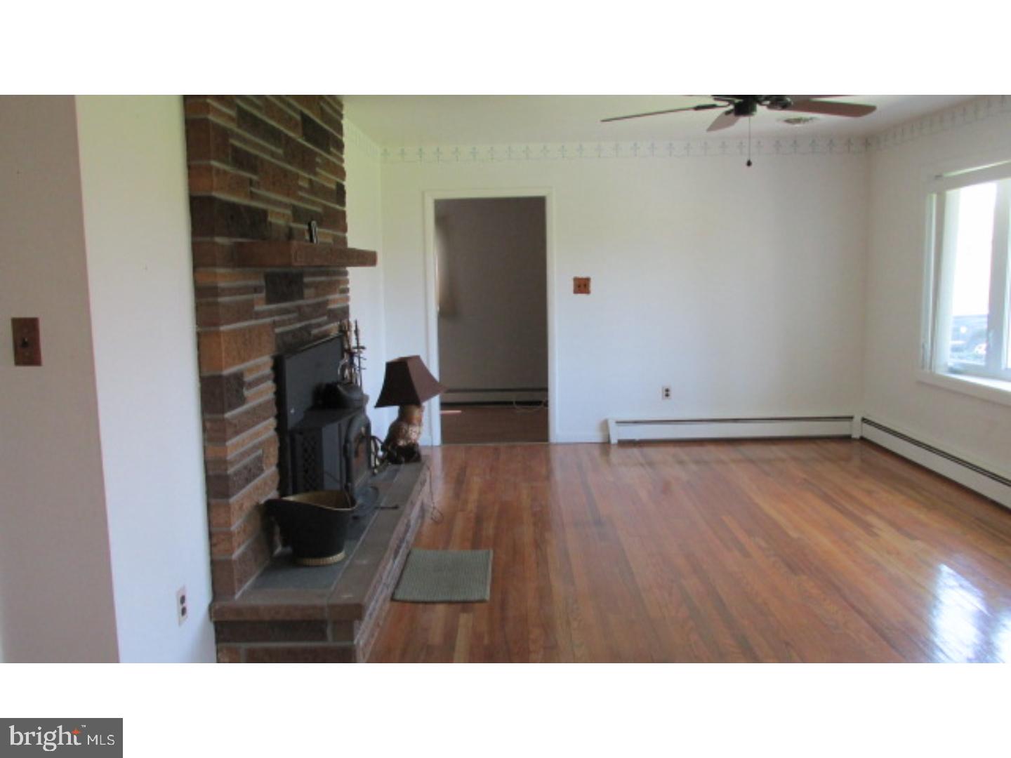 16 Ridge Road Southampton, NJ 08088 - Photo 5 of 22 Living Room