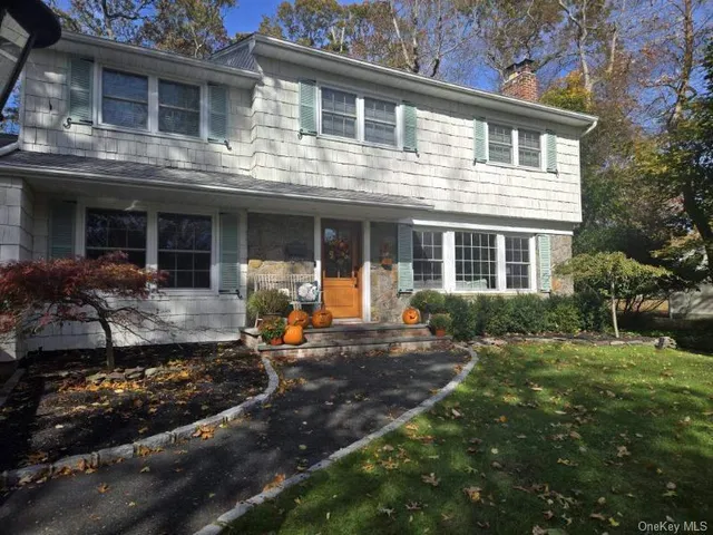 $949,000 | 7 Flamingo Drive, Smithtown, NY 11787