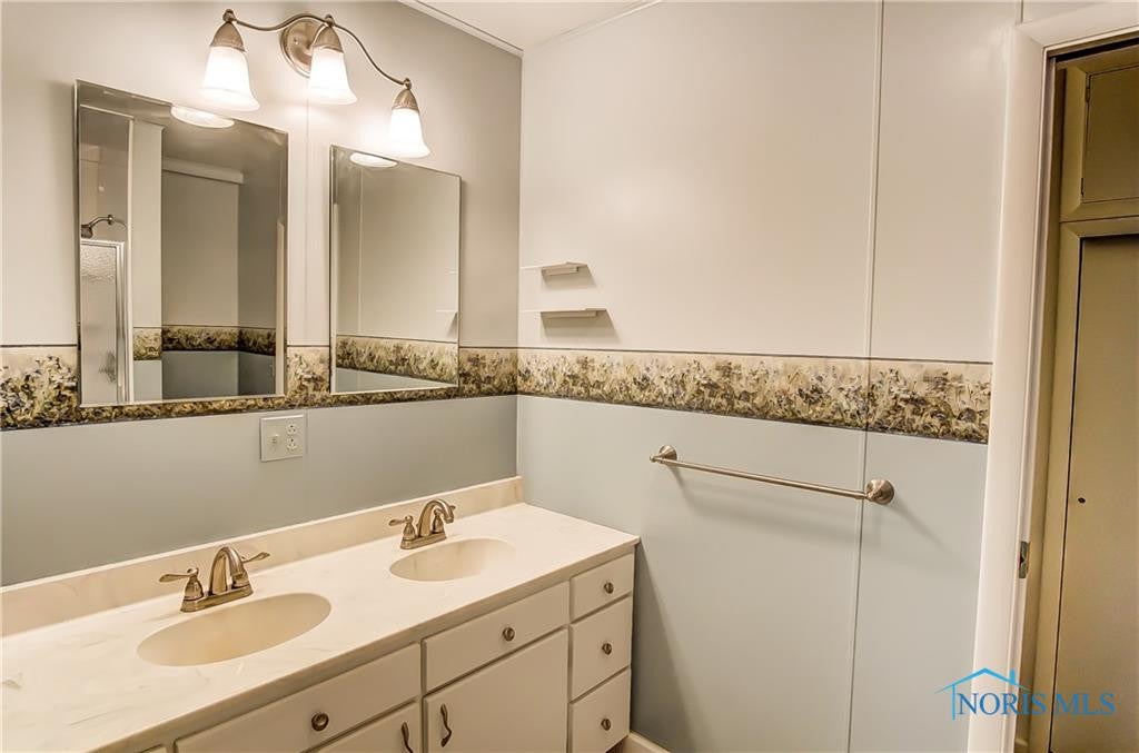 5443 Rowland Road Toledo, OH 43613 - Photo 16 of 35 Master Bath with Double Sinks