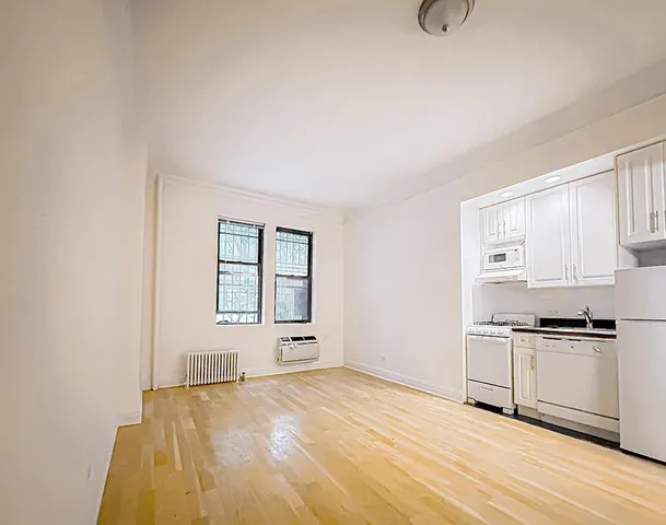 $2,695 | 214 East 51st Street, Unit 1F | Midtown East