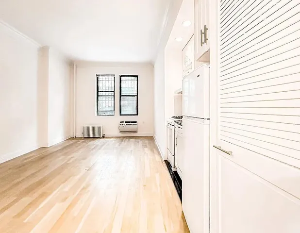 $2,695 | 214 East 51st Street, Unit 1F | Midtown East