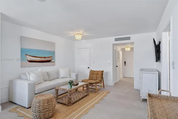 $3,500 | 2899 Collins Avenue, Unit 1223, Miami Beach, FL 33140